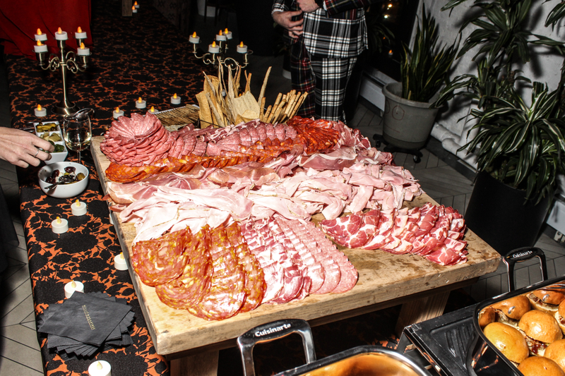 Illustration for article titled A BIZARRE HOLIDAY PARTY